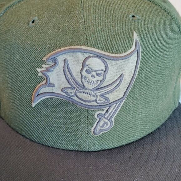 Tampa Bay Buccaneers Salute To Service Fitted Hat - Picture 2 of 9